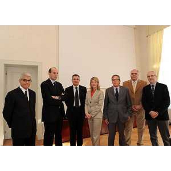 Federica Seganti (Assessore regionale Sicurezza) con i sottoscrittori dei patti per la sicurezza tra Regione, Comuni di Sagrado e Gradisca, Università di Udine ed ERDiSU-Ente Regionale per il Diritto allo Studio Universitario di Trieste. (Trieste 16/11/11)