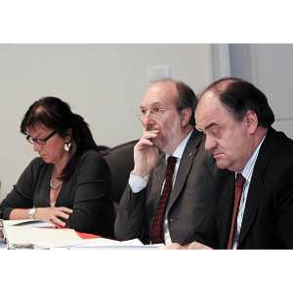 Gli assessori regionali Angela Brandi (Lavoro, Formazione, Commercio e Pari Opportunità), Riccardo Riccardi (Infrastrutture, Mobilità, Pianificazione territoriale e Lavori pubblici) e Roberto Molinaro (Istruzione, Università, Ricerca, Famiglia, Associazionismo e Cooperazione) durante la riunione della Giunta regionale. (Trieste 18/11/11)
