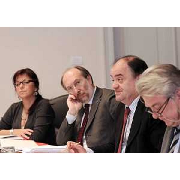Gli assessori regionali Angela Brandi (Lavoro, Formazione, Commercio e Pari Opportunità), Riccardo Riccardi (Infrastrutture, Mobilità, Pianificazione territoriale e Lavori pubblici), Roberto Molinaro (Istruzione, Università, Ricerca, Famiglia, Associazionismo e Cooperazione) ed Elio De Anna (Cultura, Sport, Relazioni internazionali e comunitarie) durante la riunione della Giunta regionale. (Trieste 18/11/11)
