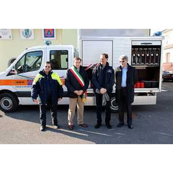 Luca Ciriani (Vicepresidente FVG e assessore regionale Protezione civile) e Roberto Fedele (Sindaco Trivignano Udinese) alla consegna di un nuovo mezzo al Gruppo comunale di Protezione civile. (Trivignano Udinese 19/11/11)
