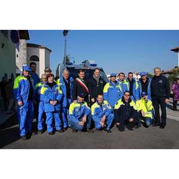 Luca Ciriani (Vicepresidente FVG e assessore regionale Protezione civile) con Roberto Fedele (Sindaco Trivignano Udinese) e il Gruppo comunale di Protezione civile che riceve un nuovo mezzo. (Trivignano Udinese 19/11/11)