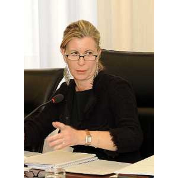 Sandra Savino (Assessore regionale Finanze, Patrimonio e Programmazione) illustra la Finanziaria regionale 2012 alla I Commissione consiliare. (Trieste 24/11/11)