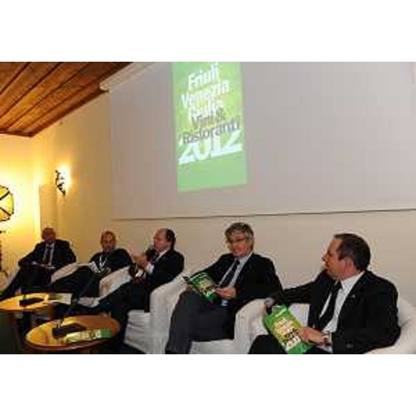 Renzo Tondo (Presidente Friuli Venezia Giulia) e Claudio Violino (Assessore regionale Risorse rurali e agroalimentari) alla presentazione della "Guida Vini & Ristoranti del Friuli Venezia Giulia" de l'Espresso e del Calendario 2012 dedicato al Friulano realizzato dall'ERSA. (Villalta di Fagagna 25/11/11)