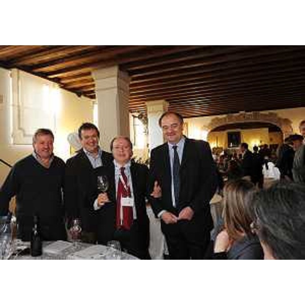 Enzo Vizzari (Direttore editoriale "Le Guide de L'Espresso") e Roberto Molinaro (Assessore regionale Istruzione) alla presentazione della "Guida Vini & Ristoranti del Friuli Venezia Giulia" de l'Espresso e del Calendario 2012 dedicato al Friulano realizzato dall'ERSA. (Villalta di Fagagna 25/11/11)