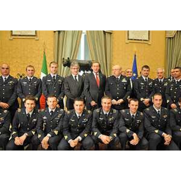 Renzo Tondo (Presidente Friuli Venezia Giulia), Gianfranco Fini (Presidente Camera Deputati) e Tiziano Tosi (Comandante Squadra aerea) con i componenti della PAN-Pattuglia Acrobatica Nazionale. (Roma 28/11/11)
