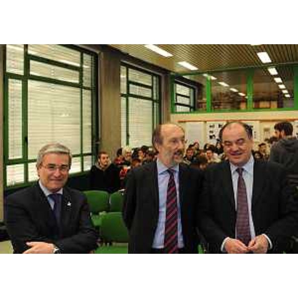 Pietro Fontanini (Presidente Provincia Udine) e gli assessori regionali Riccardo Riccardi (Infrastrutture, Mobilità, Pianificazione territoriale e Lavori pubblici) e Roberto Molinaro (Istruzione, Università, Ricerca, Famiglia, Associazionismo e Cooperazione) al convegno "Prospettive di un nuovo profilo culturale e professionale: il tecnico dell'ambiente, del territorio e delle costruzioni" all'I.T. Marinoni. (Udine 26/11/11)