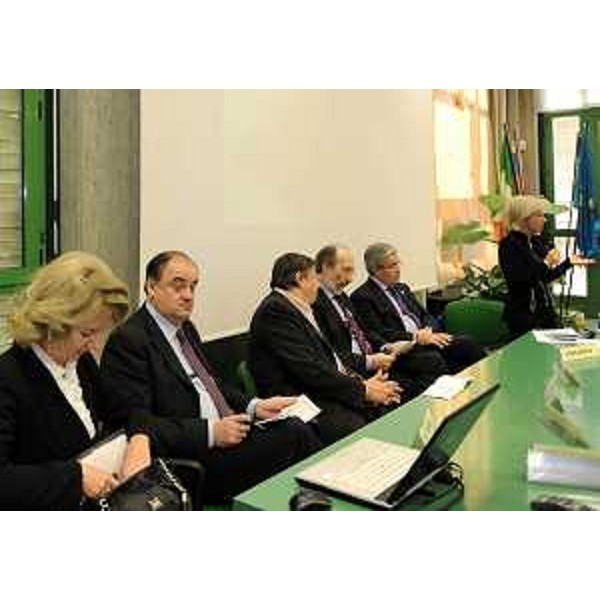 Beltrame (Direttore Ufficio Scolastico Regionale), Molinaro (Assessore regionale Istruzione), Santuz (Presidente FVG Strade), Riccardi (Assessore regionale Lavori pubblici), Fontanini (Presidente Provincia Udine) Zilli (Dirigente Marinoni) al convegno "Prospettive di un nuovo profilo culturale e professionale: il tecnico dell'ambiente, del territorio e delle costruzioni" all'I.T. Marinoni. (Udine 26/11/11)