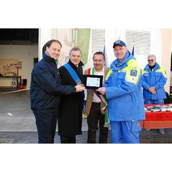 Luca Ciriani (Vicepresidente FVG e assessore regionale Ambiente e Protezione civile), Enio De Corte (Assessore Ambiente Provincia Udine) e Cristiano Tiussi (Sindaco Bagnaria Arsa) consegnano una targa ricordo a un volontario di Protezione civile. (Bagnaria Arsa 26/11/11)