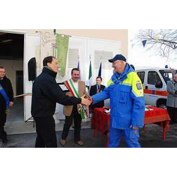 Luca Ciriani (Vicepresidente FVG e assessore regionale Ambiente e Protezione civile) e Cristiano Tiussi (Sindaco Bagnaria Arsa) consegnano una targa ricordo a un volontario di Protezione civile. (Bagnaria Arsa 26/11/11)