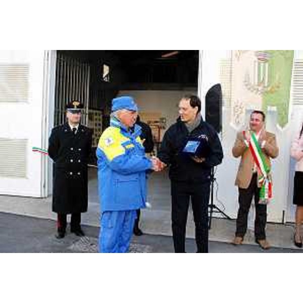 Luca Ciriani (Vicepresidente FVG e assessore regionale Ambiente e Protezione civile) consegna una targa ricordo a un volontario di Protezione civile. (Bagnaria Arsa 26/11/11)