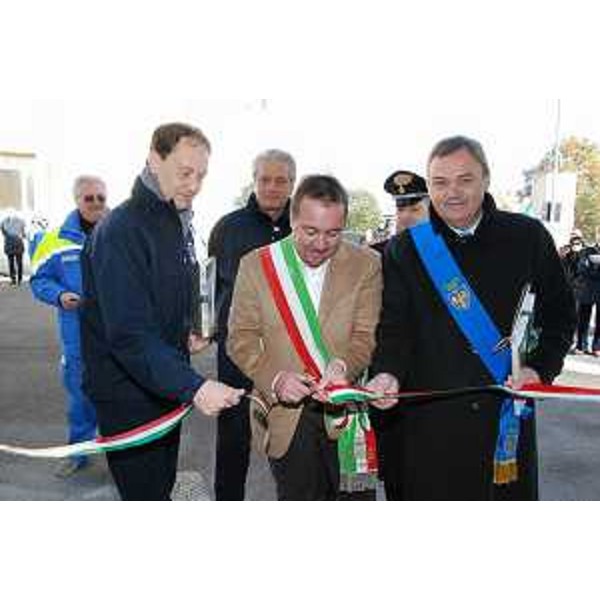 Luca Ciriani (Vicepresidente FVG e assessore regionale Ambiente e Protezione civile), Cristiano Tiussi (Sindaco Bagnaria Arsa) ed Enio De Corte (Assessore Ambiente Provincia Udine) all'inaugurazione della nuova sede di Protezione civile. (Bagnaria Arsa 26/11/11)
