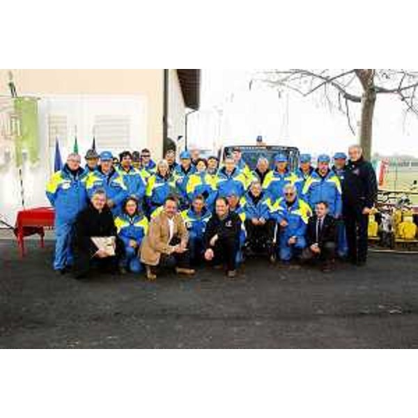 Luca Ciriani (Vicepresidente FVG e assessore regionale Ambiente e Protezione civile) con volontari della Protezione civile all'inaugurazione della nuova sede di Protezione civile. (Bagnaria Arsa 26/11/11)