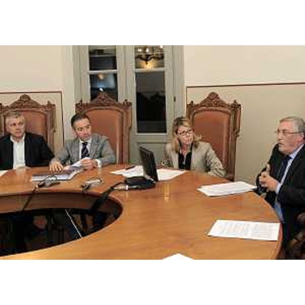 Federica Seganti (Assessore regionale Polizia locale e Sicurezza) al tavolo della convenzione tra Regione Friuli Venezia Giulia, Prefettura di Udine e 16 Comuni della Bassa Friulana per migliorare la tutela della legalità e la sicurezza del territorio. (Udine 28/11/11)