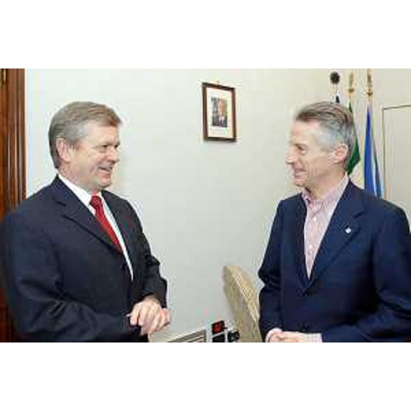 Riccardo Illy (Presidente Regione Friuli Venezia Giulia) con Axel Hartmann (nuovo Console Generale della Repubblica Federale di Germania a Milano) in occasione del ricevimento del Console da parte del Presidente.