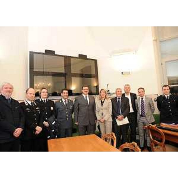 Federica Seganti (Assessore regionale Polizia locale e Sicurezza), Ivo Salemme (Prefetto Udine), Antonio Tozzi (Questore Udine) e sindaci in occasione della firma della convenzione tra Regione Friuli Venezia Giulia, Prefettura di Udine e 16 Comuni della Bassa Friulana per migliorare la tutela della legalità e la sicurezza del territorio. (Udine 28/11/11). (Udine 28/11/11)