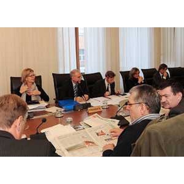 Sandra Savino (Assessore regionale Finanze, Patrimonio e Programmazione) e Gaetano Valenti (Presidente I Commissione consiliare) all'apertura del dibattito generale sulla Finanziaria 2012 in Consiglio regionale. (Trieste 29/11/11)