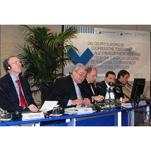 Elio De Anna (Assessore regionale Relazioni internazionali e comunitarie) al convegno "Dal Gruppo Europeo di Cooperazione Territoriale (GECT) alle strategie macro regionali", al Conference Centre. (Gorizia 29/11/11)
