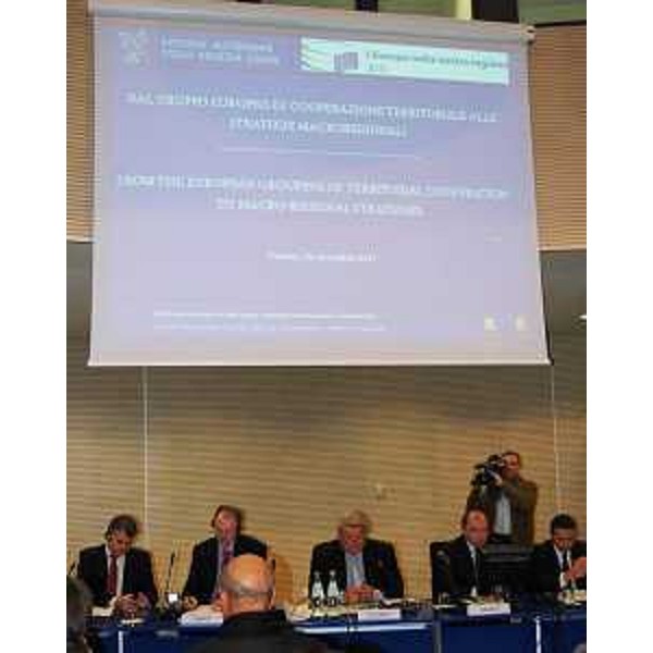 Elio De Anna (Assessore regionale Relazioni internazionali e comunitarie) al convegno "Dal Gruppo Europeo di Cooperazione Territoriale (GECT) alle strategie macro regionali", al Conference Centre. (Gorizia 29/11/11)