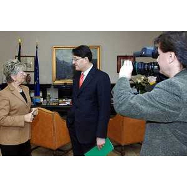 Lodovico Sonego (Assessore regionale alla pianificazione territoriale, energia, mobilità e infrastrutture di trasporto) con Annamaria Sorge (Prefetto di Trieste) in occasione della firma del protocollo d'intesa sulla sicurezza stradale. (Trieste 24/01/07)