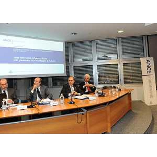 Paolo Feltrin (Univeristà Trieste), Riccardo Riccardi (Assessore regionale Infrastrutture, Mobilità, Pianificazione territoriale e Lavori pubblici), Paolo Buzzetti (Presidente ANCE) e Claudio Pedrotti (Sindaco Pordenone) all'assemblea dell'ANCE (Associazione Nazionale Costruttori Edili) di Pordenone. (Pordenone 29/11/11)