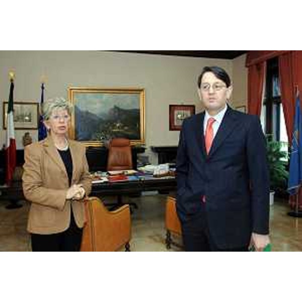 Lodovico Sonego (Assessore regionale alla pianificazione territoriale, energia, mobilità e infrastrutture di trasporto) con Annamaria Sorge (Prefetto di Trieste) in occasione della firma del protocollo d'intesa sulla sicurezza stradale. (Trieste 24/01/07)