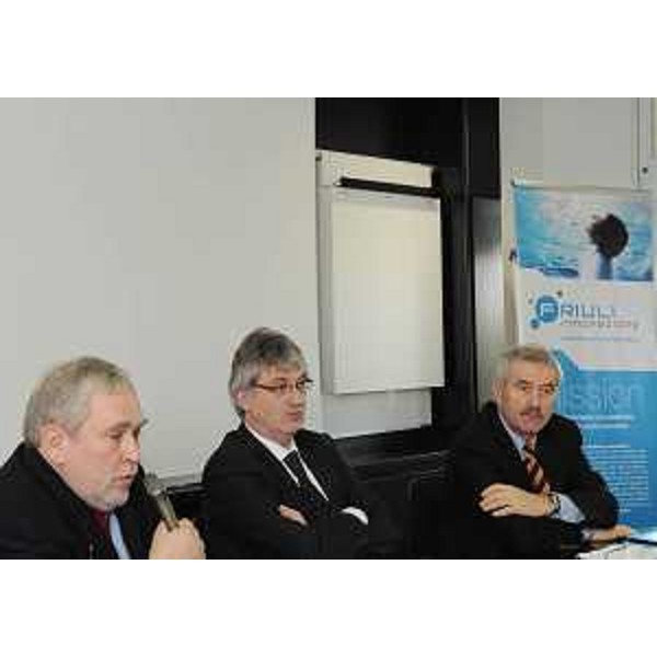 Renzo Marinig (Presidente Consorzio Sviluppo industriale Friuli Centrale), Renzo Tondo (Presidente Friuli Venezia Giulia) e Tullio Bratta (Presidente Consorzio Sviluppo industriale Aussa-Corno) nel corso dell'incontro con i vertici dei dieci Consorzi ed Enti di sviluppo industriale ed EZIT-Ente Zona Industriale Trieste, nella sede di Friuli Innovazione. (Udine 30/11/11)