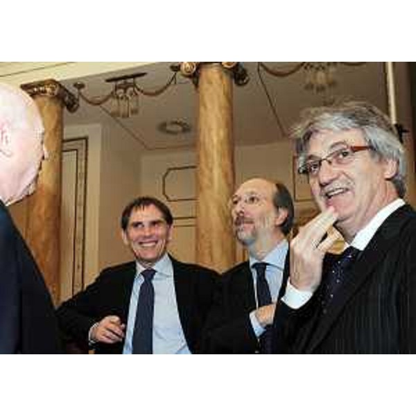 A.Calligaris (Presidente Confindustria FVG), P.Possamai (Direttore Il Piccolo), R.Riccardi (Assessore regionale Infrastrutture e Mobilità) e R.Tondo (Presidente Friuli Venezia Giulia) all'incontro "Ma quando parte la terza corsia? - I 2 miliardi che non si trovano, i tempi da chiarire, gli sgambetti politici", al Ridotto del Teatro Giuseppe Verdi. (Trieste 30/11/11)