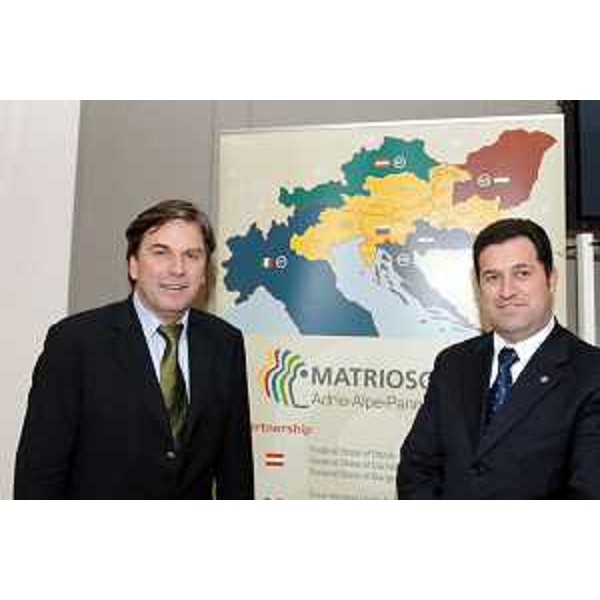 Franco Iacop (Assessore regionale per le relazioni internazionali, comunitarie e autonomie locali) con Franz Voves (Presidente della Stiria) ritratti in occasione della prima Conferenza politica del progetto Matriosca. (Trieste 24/01/07)