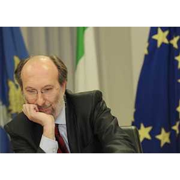 Riccardo Riccardi (Assessore regionale Infrastrutture, Mobilità, Pianificazione territoriale e Lavori pubblici) durante l'incontro con i rappresentanti di ANCE-Associazione Nazionale Costruttori Edili, Gruppo Edili dell'API-Associazione Piccole e medie Industrie, Confartigianato e CNA sui temi principali del comparto edile. (Udine 01/12/11)