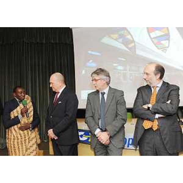 Evanhove Madzou (Tribù Teké), S.Dressi (Presidente Aeroporto FVG), R.Tondo (Presidente Friuli Venezia Giulia) e R.Riccardi (Assessore regionale Infrastrutture) alla celebrazione del 50° del primo volo commerciale operato dall'Aeroporto FVG e dell'intitolazione dello scalo a Pietro Savorgnan di Brazzà. (Ronchi dei Legionari 02/12/11)
