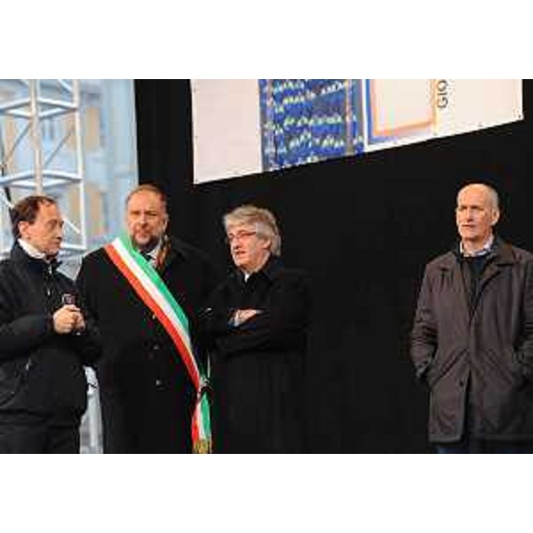 L.Ciriani (Vicepresidente FVG e assessore regionale Protezione civile), R.Cosolini (Sindaco Trieste), R.Tondo (Presidente Friuli Venezia Giulia) e F.Gabrielli (Capo Dipartimento nazionale Protezione civile) alla celebrazione della quattordicesima giornata del Volontario di Protezione civile, in piazza Unità d'Italia. (Trieste 03/12/11)