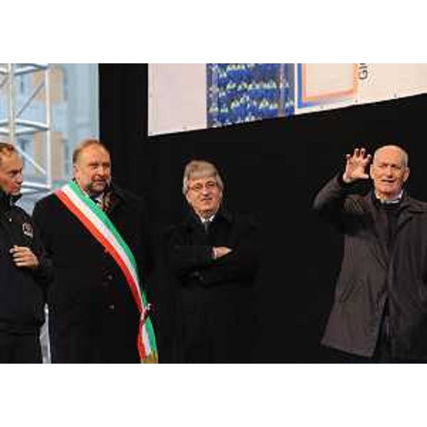 L.Ciriani (Vicepresidente FVG e assessore regionale Protezione civile), R.Cosolini (Sindaco Trieste), R.Tondo (Presidente Friuli Venezia Giulia) e F.Gabrielli (Capo Dipartimento nazionale Protezione civile) alla celebrazione della quattordicesima giornata del Volontario di Protezione civile, in piazza Unità d'Italia. (Trieste 03/12/11)