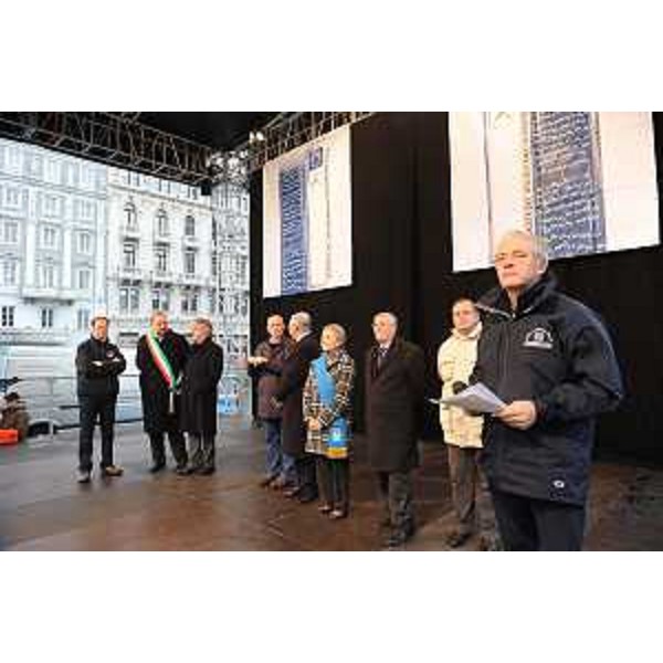 Autorità sul palco alla celebrazione della quattordicesima giornata del Volontario di Protezione civile, in piazza Unità d'Italia. (Trieste 03/12/11)