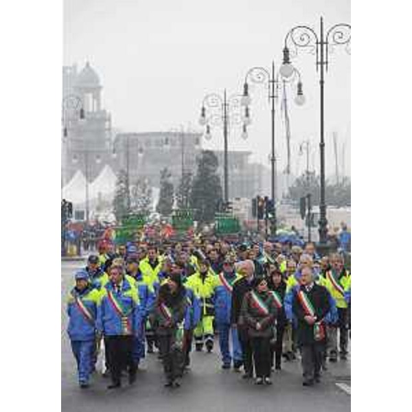 Sfilata di Sindaci e volontari alla celebrazione della quattordicesima giornata del Volontario di Protezione civile, in piazza Unità d'Italia. (Trieste 03/12/11)