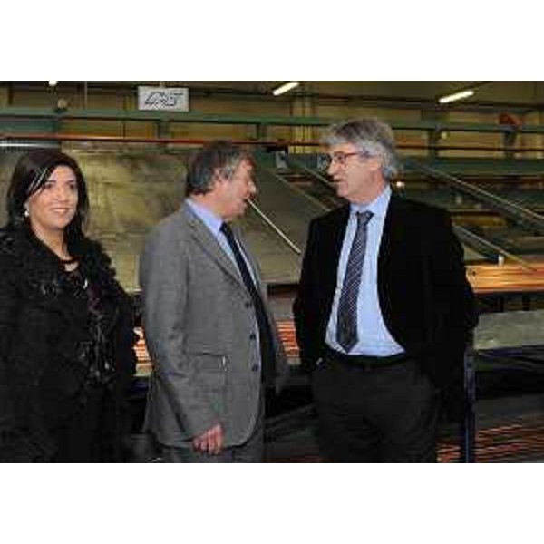 Valeria Grillo (Direttore operativo Thermokey) e Gianni Candio (Presidente gruppo RTH) accompagnano Renzo Tondo (Presidente Friuli Venezia Giulia) nella visita all'azienda Thermokey del gruppo RTH. (Rivarotta di Teor 05/12/11)