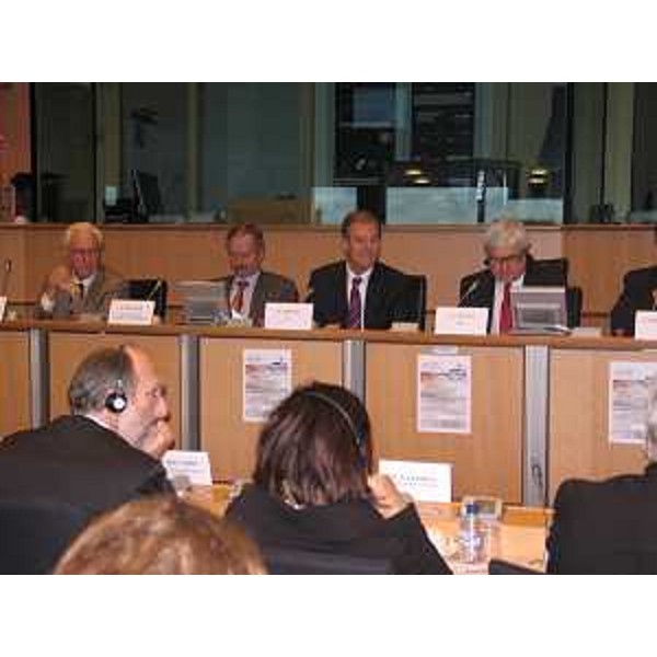 Di spalle, Paola Gazzolo (Assessore Sicurezza territoriale e Protezione civile Emilia-Romagna) e Riccardo Riccardi (Assessore Infrastrutture e Mobilità Friuli Venezia Giulia) alla conferenza "Corridoio Baltico Europeo, unire l'Europa ed oltre ...". (Bruxelles 06/12/11)