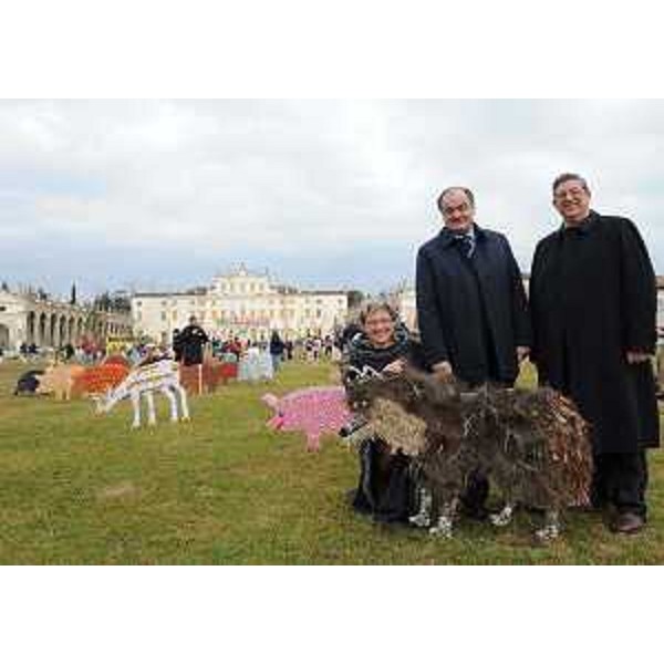 Lucia Castellano (Curatrice mostra), Roberto Molinaro (Assessore regionale Istruzione) e Flavio Barbina (Presidente Associazione regionale Pro Loco) alla festa di apertura della mostra "Animali del Bosco di San Francesco" nel prato antistante Villa Manin. (Villa Manin di Passariano 07/12/11)