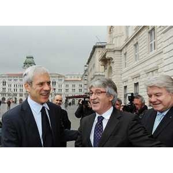 Boris Tadic (Presidente Serbia), Renzo Tondo (Presidente Friuli Venezia Giulia) ed Elio De Anna (Assessore Relazioni internazionali FVG) in piazza Unità d'Italia. (Trieste 12/12/11)