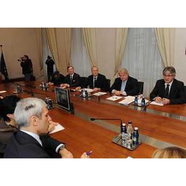Tavolo dell'incontro tra Renzo Tondo (Presidente Friuli Venezia Giulia) ed Elio De Anna (Assessore Relazioni internazionali FVG) e Boris Tadicc(Presidente Serbia) nella sede della Regione. (Trieste 12/12/11)