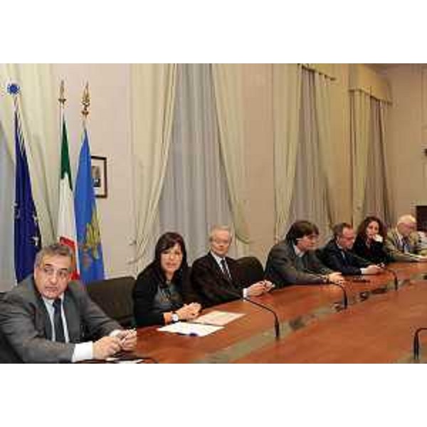 Angela Brandi (Assessore regionale Lavoro) e Giuseppe Graffi Brunoro (Presidente BCC-Banche Credito Cooperativo FVG) al tavolo per il rinnovo del Protocollo per l'anticipo della cassa integrazione a lavoratori colpiti dalla crisi. (Trieste 12/12/11)