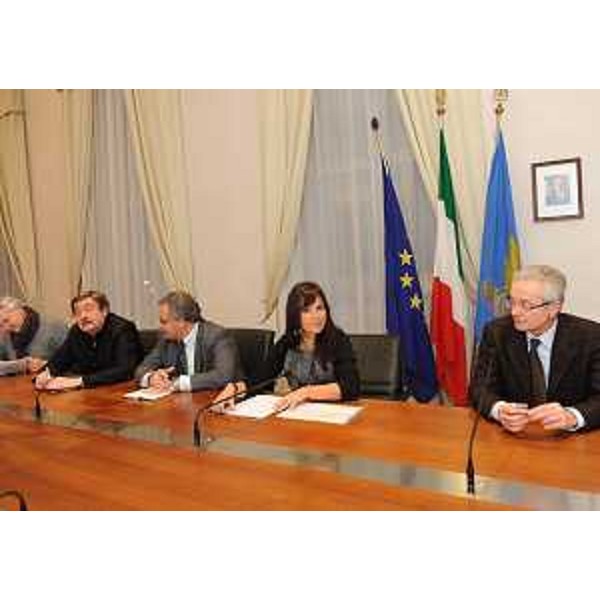 Angela Brandi (Assessore regionale Lavoro) e Giuseppe Graffi Brunoro (Presidente BCC-Banche Credito Cooperativo FVG) al tavolo per il rinnovo del Protocollo per l'anticipo della cassa integrazione a lavoratori colpiti dalla crisi. (Trieste 12/12/11)