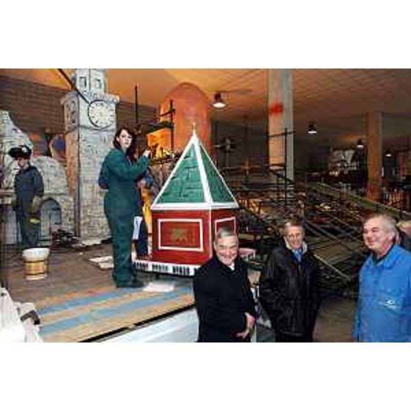 Riccardo Illy (Presidente Regione Friuli Venezia Giulia) con Nerio Nesladek (Sindaco di Muggia) mentre assistono alla preparazione dei carri di carnevale. (Muggia 26/01/07)