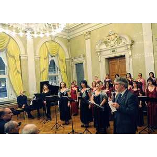 Renzo Tondo (Presidente Friuli Venezia Giulia), con i gruppi corali 'Le Pleiadi' e 'Cadmos', al tradizionale incontro di fine anno con il corpo consolare triestino e rappresentanti di istituzioni pubbliche, nella sede della Regione. (Trieste 14/12/11)