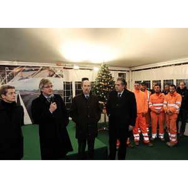 Renzo Tondo (Presidente Friuli Venezia Giulia) e Riccardo Riccardi (Assessore regionale Infrastrutture e commissario Terza corsia A4) durante lo scambio di auguri con le maestranze di Autovie Venete e delle ditte impegnate nei lavori del raccordo Villesse-Gorizia. (Villesse 20/12/11)