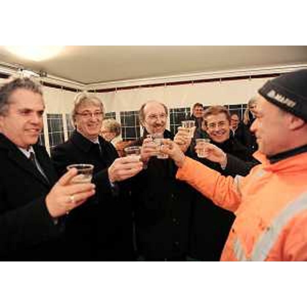 Renzo Tondo (Presidente Friuli Venezia Giulia) e Riccardo Riccardi (Assessore regionale Infrastrutture e commissario Terza corsia A4) durante lo scambio di auguri con le maestranze di Autovie Venete e delle ditte impegnate nei lavori del raccordo Villesse-Gorizia. (Villesse 20/12/11)