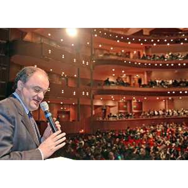 Roberto Molinaro (Assessore regionale Istruzione, Università, Ricerca, Famiglia, Associazionismo e Cooperazione) durante l'evento "Solidalmente giovani" organizzato per premiare i giovani partecipanti al concorso "La cultura della solidarietà, vista dai giovani 2011". (Udine 21/12/11)