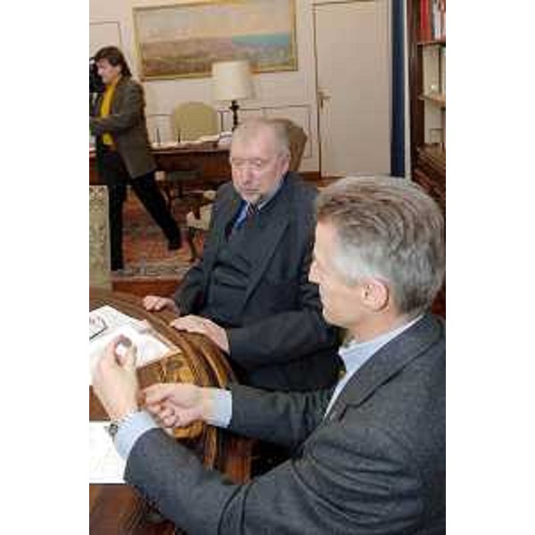 Riccardo Illy (Presidente Regione Friuli Venezia Giulia) con Dimitrij Rupel (Ministro degli Affari esteri della Repubblica di Slovenia) ritratti in occasione dell'loro incontro. Nella foto Illy riceve in regalo dal Ministro Rupel una moneta da un euro di conio sloveno. (Trieste 30/01/07)