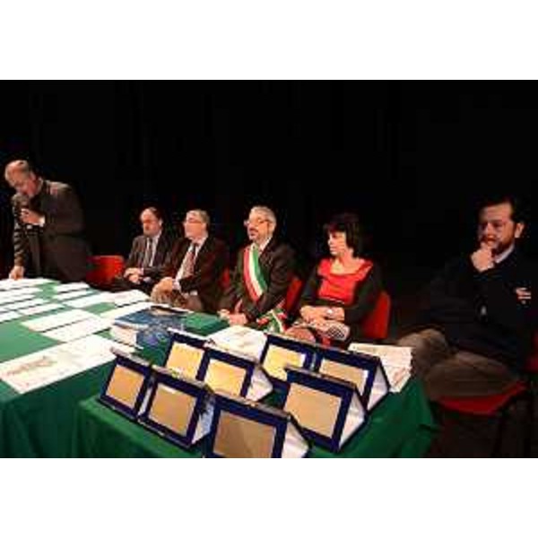 La giuria per le premiazioni del concorso "La cultura della solidarietà, vista dai giovani 2011" con Roberto Molinaro (Assessore regionale Istruzione, Università, Ricerca, Famiglia, Associazionismo e Cooperazione) e Furio Honsell (Sindaco Udine). (Udine 21/12/11)