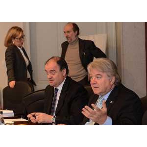 Gli assessori regionali Roberto Molinaro (Istruzione, Università, Ricerca, Famiglia, Associazionismo e Cooperazione), Elio De Anna (Cultura, Sport, Relazioni internazionali e comunitarie) e, in piedi, Sandra Savino (Finanze, Patrimonio e Programmazione) e Riccardo Riccardi (Infrastrutture, Mobilità, Pianificazione territoriale e Lavori pubblici) nel corso della riunione della Giunta regionale. (Trieste 22/12/11)