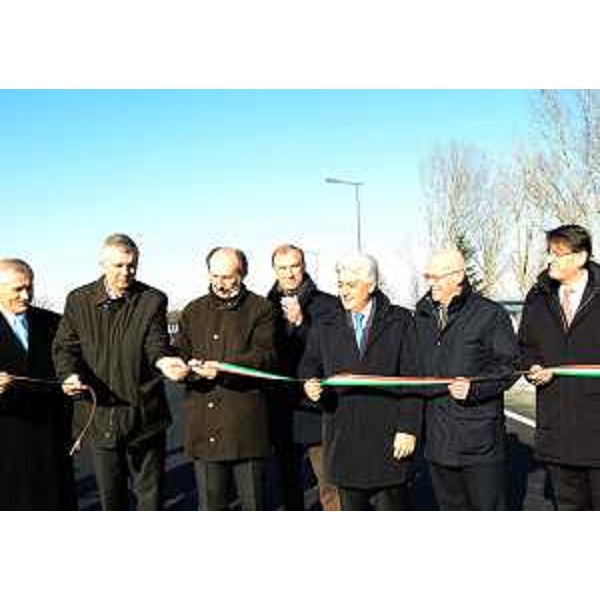 L'inaugurazione del nuovo ponte sull'Aussa, all'incrocio con via Caiù in periferia Ovest, con Riccardo Riccardi, assessore regionale a Infrastrutture e Mobilità. (Cervignano del Friuli 23/12/11)